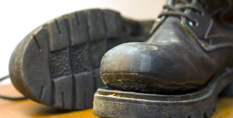 shoes trade torn old 15452 790x400 - Экспертиза обуви в Липецке